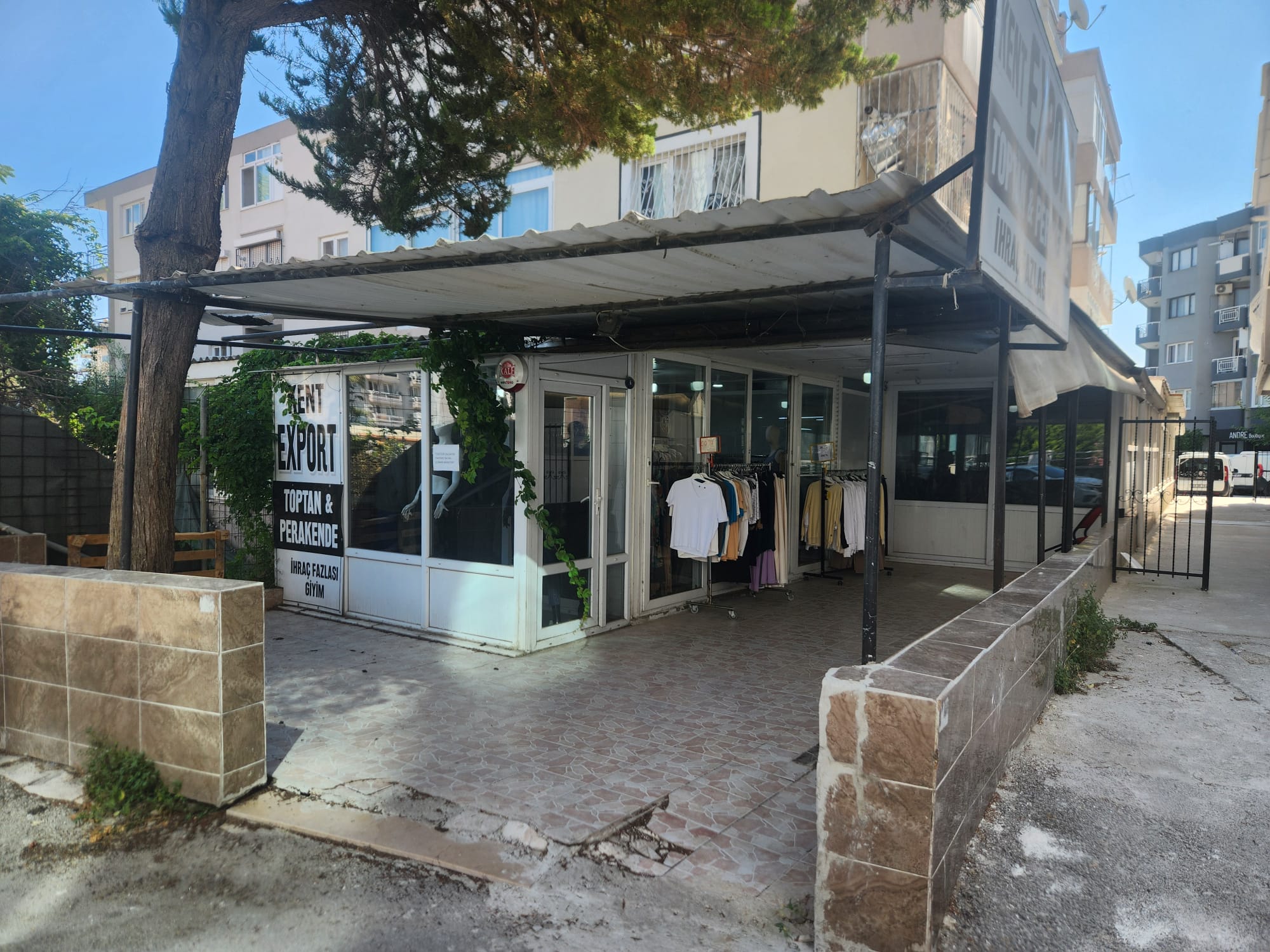 Narlıdere Merkezde Satılık Net 130 M² Dükkan.
